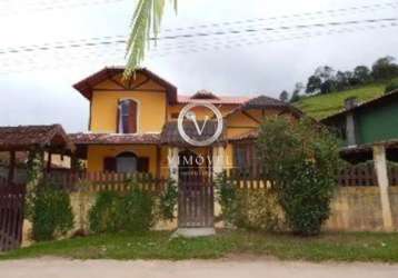 Linda casa à venda em lumiar com 5 quartos e piscina