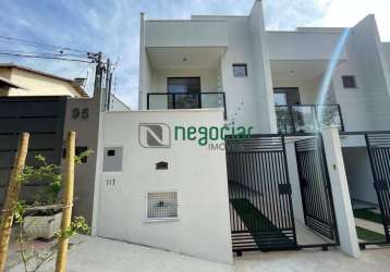 Casas geminadas com áreas, 3 quartos no bairro centro.