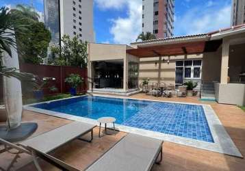 Casa à venda com 400m²,  4 dormitórios sendo 1 suíte master, com varanda vista piscina, 3 vagas de