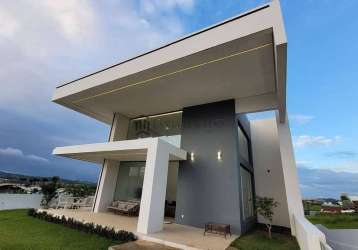 Casa à venda com 618m², 4 suítes, sendo 1 máster com banheira e garagem para 4 veículos. vitória de