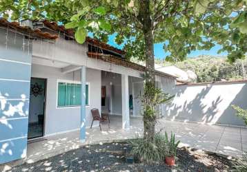 Casa localizada no bairro braço do ribeirão cavalo.