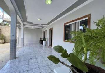 Casa duplex, bairro bom jardim, piso porcelanato, lote 300 m², quintal. 3 vagas garagem.