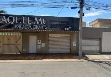 Casa no setor alto do vale com porta comercial galpão.