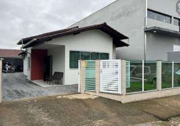 Casa com piscina em guaramirim