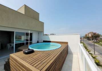 Triplex com piscina a poucos metros mar