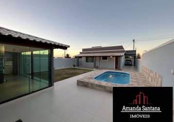 Casa com piscina em condomínio em são pedro da aldeia.