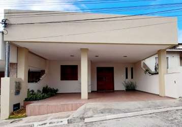 Vendo excelente casa reformada de 2/4 sendo uma suíte