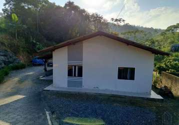 Casa com amplo espaço, lugar tranquilo com fácil acesso, 3 km do centro!!