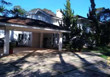 Casa com piscina para locação em condomínio de alto padrão.