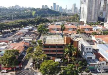 Prédio comercial com área de galpão