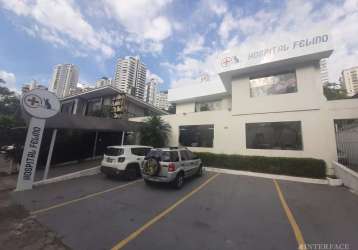 Casa comercial de 629m², 4 banheiros, 4 vagas de garagem no pacaembu.