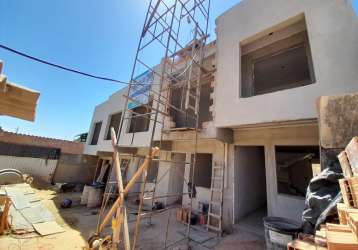 Casa geminada 2 quartos sendo 2 suites ,bairro floramar   próximo ao principal ponto comercial do bairro. ( imóvel em construção )