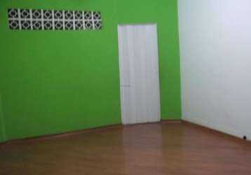 Apartamento 74m², 02 dormitórios e 01 banheiro.  condomínio sem portaria.  excelente localização á 10 minutos andando para a estação do metrô .