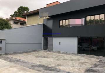 Casa 265m², 04 dormitórios, 05 banheiros e 12 vagas na garagem. excelente localização.