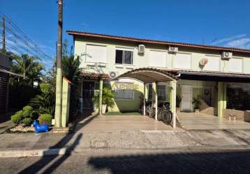 Casa em condomínio 130m², com  3 dormitórios, aceita pet, churrasqueira