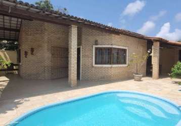 Viva o paraíso: casa com piscina à poucos passos da praia do giz