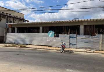 Loja e sobre loja ampla em fase final de acabamento.