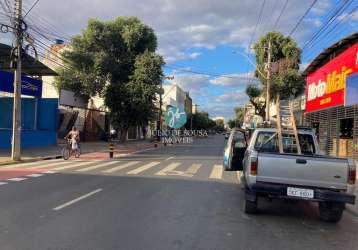 Aluga-se imóvel comercial no centro de esquina