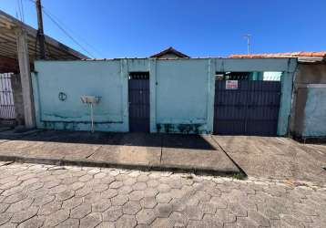 Casa com três dormitórios e quintal