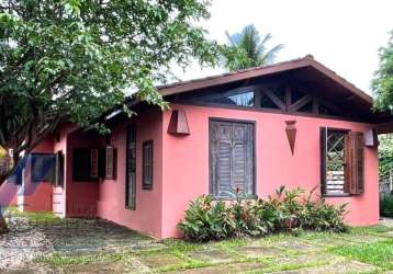 Ubatuba, ressaca - casa com 03 dormitórios, sendo 01 suíte, e área de lazer.