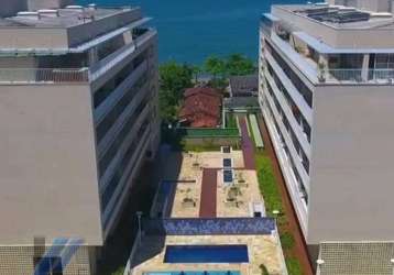 Ubatuba, itaguá - apartamento com 02 dormitórios, sendo 01 suíte e área de lazer completa.