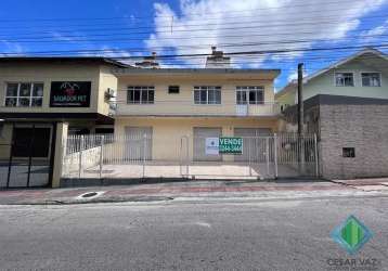 Casa residencial e comercial no bairro de barreiros