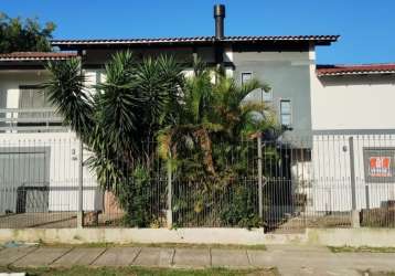 Linda casa com exelente localização.