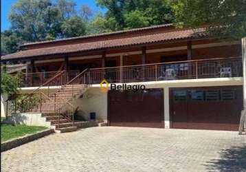 Linda casa com piscina e jardim