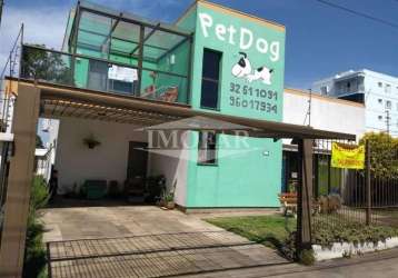 Sala comercial para clínica veterinária, com canis e pátio.  banho e tosa com 02 banheiras fixas, canis com mesa de trabalho em cima, com aquecedor à gás, loja com expositores e balcão de recepção.   