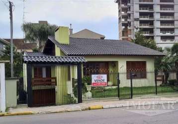 Excelente casa de alvenaria, composta por 03 dormitórios (sendo 01 suíte), todos com sacada, sala de estar com lareira, sala de jantar, escritório (que pode ser transformado em cozinha) e  banheiro so