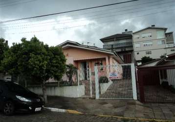 Duas casas de alvenaria: casa da frente com 04 dormitórios, sala com lareira, cozinha, banheiro social, área de serviço, garagem e churrasqueira no térreo da casa dos fundos.  casa fundos com 03 dormi