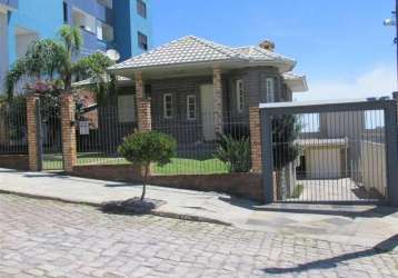 Casa construída em pedra basalto, composta por 03 dormitórios (sendo 01 suíte com hidromassagem), 02 salas, lareira, churrasqueira, cozinha, área de serviço, 02 banheiros sociais e garagem para 03 car