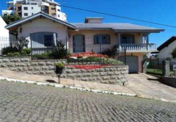 Ótima casa de alvenaria com 03 dormitórios (sendo 01 suíte), sala, lareira, churrasqueira, cozinha, área de serviço, banheiro social e garagem para 02 carros. ficam os móveis sob medida da cozinha e d