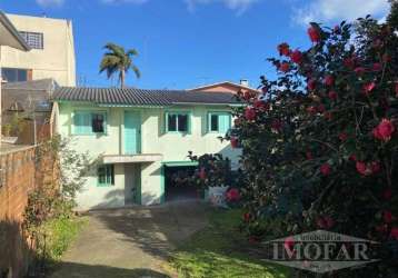 Ótima casa de alvenaria e madeira, composta por 03 dormitórios, sala, cozinha, churrasqueira, área de serviço, despensa, 02 banheiros sociais, 01 vaga de garagem e 01 vaga de estacionamento frontal.  