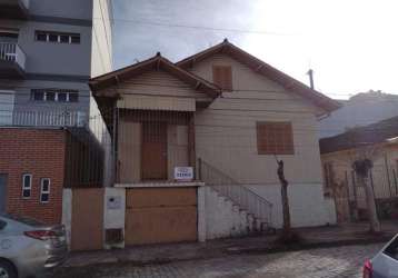 Ótima casa no centro! com 04 dormitórios, sala para 02 ambientes, sacada, cozinha, churrasqueira, área de serviço, despensa, banheiro social e 01 vaga de garagem.  piso tabuão.  área construída: 242,2