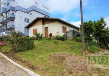 Casa de alvenaria mista, construída em terreno de esquina, localizada em um dos bairros nobres da cidade, conta com 3 dormitórios, sala e cozinha em conceito aberto, banheiro social, área de serviço c