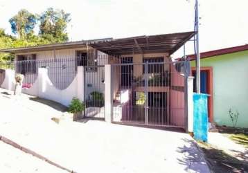 Excelente casa no bairro marechal floriano! com 03 dormitórios, hall de entrada, sala para 02 ambientes, sacada, cozinha, área de serviço, churrasqueira, adega, banheiro social, lavabo e 02 vagas de g