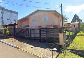 Duas construções somando três moradias, uma com 2 pavimentos de 90 m com; pav. sup. (mista) com 3 dormitórios, sala, cozinha, banheiro, área de serviços e churrasqueira. pav. inf. (mista) com 2 dormit