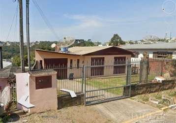 Casa mista, (tijolos e madeira), de dois pavimentos:  superior. 3 dormitórios, sala, cozinha, banheiro área de serviço e garagem com churrasqueira. paredes externas em alvenaria, internas e assoalho e