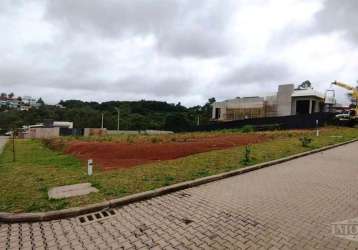 Maravilhoso terreno, formado por duas esquinas, com frente para três ruas,(norte, sul e oeste), são mais de 17 metros para o norte e 38 voltados para o sol poente, na melhor posição do condomínio o qu