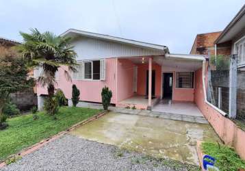 Casa em madeira, com três dormitórios, sala, cozinha, banheiro, área de serviço com churrasqueira e lavabo, garagem e estacionamento. 
terreno cercado e pátio. 
imóvel averbado, pode ser financiado. 
