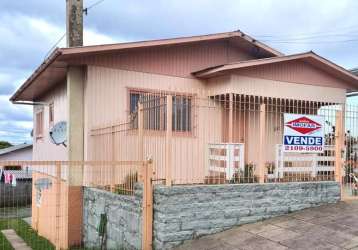 Casa da frente, com 196.82 m².   térreo em madeira,   com 3  dormitórios, sala, cozinha, banheiro social,  área de serviço  e garagem.
porão alvenaria,  com 3 dormitórios, sala cozinha, banheiro, área