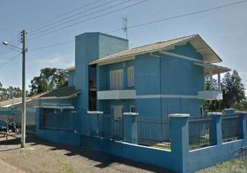 Localizada no bairro belvedere, em farroupilha/rs, esta casa semi mobiliada conta com 3 dormitórios, sendo 1 suíte com banheira de hidromassagem, 1 banheiro social, salas e cozinha integradas, área de