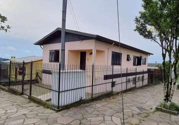 Casa de esquina com quatro quartos, um com suíte,  sala de estar e banheiro social.
térreo com sala de estar e jantar, cozinha com churrasqueira, área de serviço, banheiro, um dormitórios, despensa, g