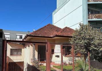 Casa mista em excelente localização e orientação solar (norte), no bairro exposição, próximo ao parque dos macaquinhos!
conta com 06 dormitórios, sala para 02 ambientes, cozinha, sótão, área de serviç