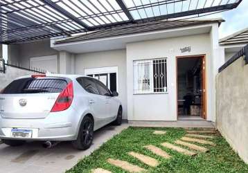 Casa germinada com dois quartos, sala e cozinha integra com churrasqueira, banheiro social, área de serviço e estacionamento frontal descoberto.
permanece no imóvel os móveis sob medida da cozinha, ba