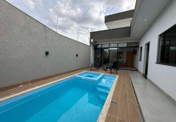 Casa com 2 suítes e piscina jardim mediterrâneo