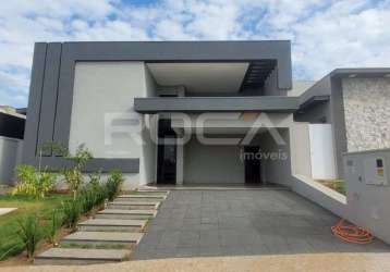 Casa de alto padrão com 3 suítes e área de lazer completa em vila do golf