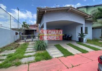 Linda casa com 4 quartos e piscina em condomínio fechado