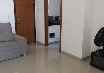 Apartamento 2 quartos, mobiliado, sendo 1 suíte com ar condicionado e uma linda vista para a cidade, armário em 1 quarto, rouparia, sala ampla para 2